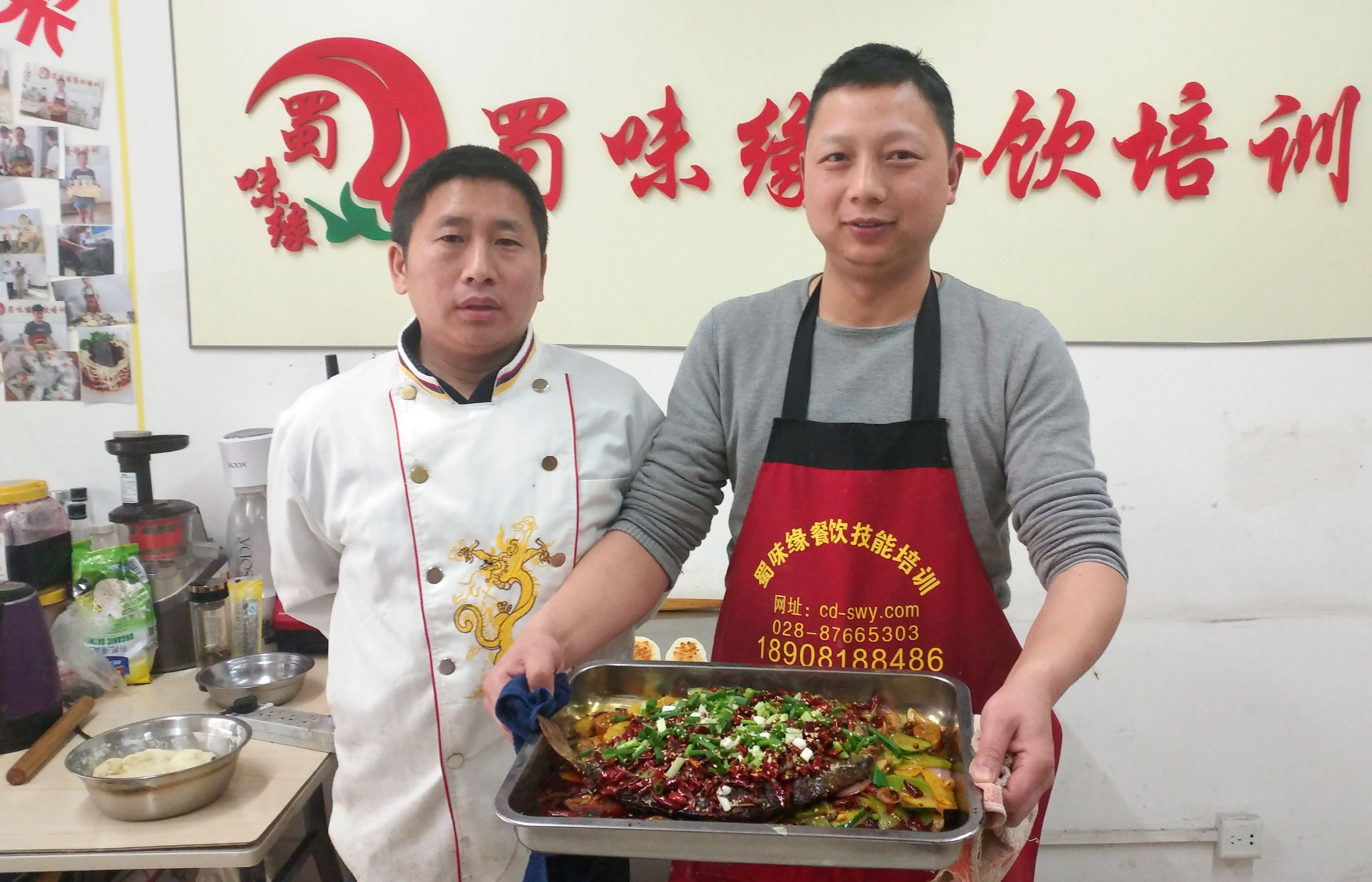 学员做烤鱼