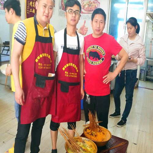 学员做钵钵鸡
