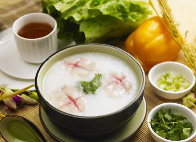 摆摊水果粥培训班怎么样赚钱的呢？蜀味缘小吃技术培训学校比较好